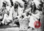 Immagine di Indian la lingua dei segni Montana United States USA, 1931, secondo 6 filmato di repertorio 65675069794