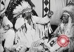 Immagine di Indian la lingua dei segni Montana United States USA, 1931, secondo 14 filmato di repertorio 65675069795