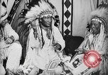 Immagine di Indian la lingua dei segni Montana United States USA, 1931, secondo 16 filmato di repertorio 65675069795
