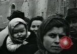Immagine di Profughi italiani Napoli Italia, 1944, secondo 56 filmato di repertorio 65675069799