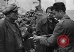 Standbild italienische Flüchtlinge Neapel Italien, 1944, aus Sekunde 8 historischem Filmmaterial Videoclip 65675069803