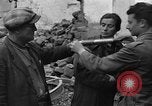 Standbild italienische Flüchtlinge Neapel Italien, 1944, aus Sekunde 10 historischem Filmmaterial Videoclip 65675069803