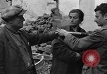 Standbild italienische Flüchtlinge Neapel Italien, 1944, aus Sekunde 11 historischem Filmmaterial Videoclip 65675069803