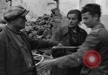 Standbild italienische Flüchtlinge Neapel Italien, 1944, aus Sekunde 12 historischem Filmmaterial Videoclip 65675069803