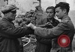 Standbild italienische Flüchtlinge Neapel Italien, 1944, aus Sekunde 13 historischem Filmmaterial Videoclip 65675069803