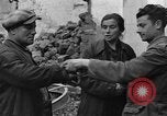 Standbild italienische Flüchtlinge Neapel Italien, 1944, aus Sekunde 14 historischem Filmmaterial Videoclip 65675069803