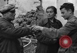 Standbild italienische Flüchtlinge Neapel Italien, 1944, aus Sekunde 15 historischem Filmmaterial Videoclip 65675069803