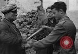 Standbild italienische Flüchtlinge Neapel Italien, 1944, aus Sekunde 16 historischem Filmmaterial Videoclip 65675069803