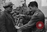 Standbild italienische Flüchtlinge Neapel Italien, 1944, aus Sekunde 17 historischem Filmmaterial Videoclip 65675069803