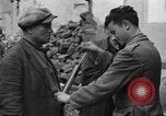 Standbild italienische Flüchtlinge Neapel Italien, 1944, aus Sekunde 18 historischem Filmmaterial Videoclip 65675069803