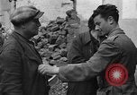 Standbild italienische Flüchtlinge Neapel Italien, 1944, aus Sekunde 19 historischem Filmmaterial Videoclip 65675069803