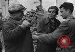 Standbild italienische Flüchtlinge Neapel Italien, 1944, aus Sekunde 21 historischem Filmmaterial Videoclip 65675069803