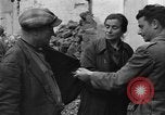 Standbild italienische Flüchtlinge Neapel Italien, 1944, aus Sekunde 22 historischem Filmmaterial Videoclip 65675069803