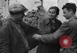 Standbild italienische Flüchtlinge Neapel Italien, 1944, aus Sekunde 23 historischem Filmmaterial Videoclip 65675069803