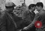 Standbild italienische Flüchtlinge Neapel Italien, 1944, aus Sekunde 24 historischem Filmmaterial Videoclip 65675069803