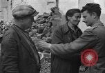 Standbild italienische Flüchtlinge Neapel Italien, 1944, aus Sekunde 25 historischem Filmmaterial Videoclip 65675069803
