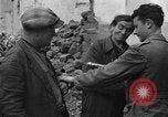 Standbild italienische Flüchtlinge Neapel Italien, 1944, aus Sekunde 26 historischem Filmmaterial Videoclip 65675069803
