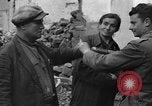 Standbild italienische Flüchtlinge Neapel Italien, 1944, aus Sekunde 27 historischem Filmmaterial Videoclip 65675069803