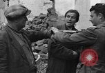 Standbild italienische Flüchtlinge Neapel Italien, 1944, aus Sekunde 28 historischem Filmmaterial Videoclip 65675069803