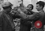 Standbild italienische Flüchtlinge Neapel Italien, 1944, aus Sekunde 29 historischem Filmmaterial Videoclip 65675069803