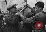 Standbild italienische Flüchtlinge Neapel Italien, 1944, aus Sekunde 39 historischem Filmmaterial Videoclip 65675069803