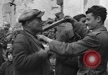 Standbild italienische Flüchtlinge Neapel Italien, 1944, aus Sekunde 40 historischem Filmmaterial Videoclip 65675069803