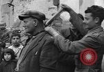 Standbild italienische Flüchtlinge Neapel Italien, 1944, aus Sekunde 42 historischem Filmmaterial Videoclip 65675069803