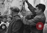 Standbild italienische Flüchtlinge Neapel Italien, 1944, aus Sekunde 44 historischem Filmmaterial Videoclip 65675069803