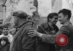 Standbild italienische Flüchtlinge Neapel Italien, 1944, aus Sekunde 46 historischem Filmmaterial Videoclip 65675069803