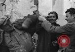 Standbild italienische Flüchtlinge Neapel Italien, 1944, aus Sekunde 49 historischem Filmmaterial Videoclip 65675069803
