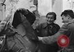 Standbild italienische Flüchtlinge Neapel Italien, 1944, aus Sekunde 50 historischem Filmmaterial Videoclip 65675069803