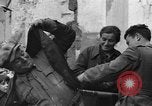 Standbild italienische Flüchtlinge Neapel Italien, 1944, aus Sekunde 51 historischem Filmmaterial Videoclip 65675069803