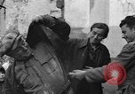 Standbild italienische Flüchtlinge Neapel Italien, 1944, aus Sekunde 53 historischem Filmmaterial Videoclip 65675069803