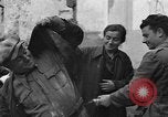 Standbild italienische Flüchtlinge Neapel Italien, 1944, aus Sekunde 54 historischem Filmmaterial Videoclip 65675069803