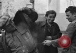 Standbild italienische Flüchtlinge Neapel Italien, 1944, aus Sekunde 55 historischem Filmmaterial Videoclip 65675069803