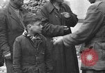 Standbild italienische Flüchtlinge Neapel Italien, 1944, aus Sekunde 59 historischem Filmmaterial Videoclip 65675069803