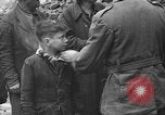 Standbild italienische Flüchtlinge Neapel Italien, 1944, aus Sekunde 60 historischem Filmmaterial Videoclip 65675069803