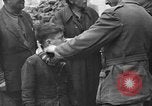 Standbild italienische Flüchtlinge Neapel Italien, 1944, aus Sekunde 61 historischem Filmmaterial Videoclip 65675069803