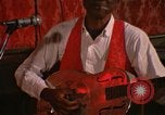 Image guitariste Jewell Stovall New Orleans Louisiana USA, 1965, de la seconde 11 séquences d'archives historiques vidéo 65675069820