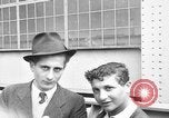 Immagine di I rifugiati che arrivano sulla SS Lampeggiatore Marine New York City USA, 1946, secondo 1 filmato di repertorio 65675069856