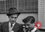 Immagine di I rifugiati che arrivano sulla SS Lampeggiatore Marine New York City USA, 1946, secondo 3 filmato di repertorio 65675069856