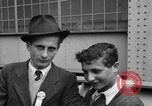 Immagine di I rifugiati che arrivano sulla SS Lampeggiatore Marine New York City USA, 1946, secondo 4 filmato di repertorio 65675069856