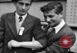 Immagine di I rifugiati che arrivano sulla SS Lampeggiatore Marine New York City USA, 1946, secondo 5 filmato di repertorio 65675069856