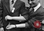 Immagine di I rifugiati che arrivano sulla SS Lampeggiatore Marine New York City USA, 1946, secondo 9 filmato di repertorio 65675069856