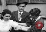 Immagine di I rifugiati che arrivano sulla SS Lampeggiatore Marine New York City USA, 1946, secondo 10 filmato di repertorio 65675069856