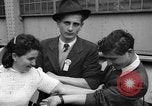 Immagine di I rifugiati che arrivano sulla SS Lampeggiatore Marine New York City USA, 1946, secondo 11 filmato di repertorio 65675069856