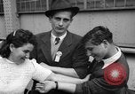 Immagine di I rifugiati che arrivano sulla SS Lampeggiatore Marine New York City USA, 1946, secondo 12 filmato di repertorio 65675069856