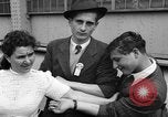 Immagine di I rifugiati che arrivano sulla SS Lampeggiatore Marine New York City USA, 1946, secondo 15 filmato di repertorio 65675069856