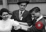 Immagine di I rifugiati che arrivano sulla SS Lampeggiatore Marine New York City USA, 1946, secondo 17 filmato di repertorio 65675069856