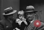 Immagine di I rifugiati che arrivano sulla SS Lampeggiatore Marine New York City USA, 1946, secondo 27 filmato di repertorio 65675069856